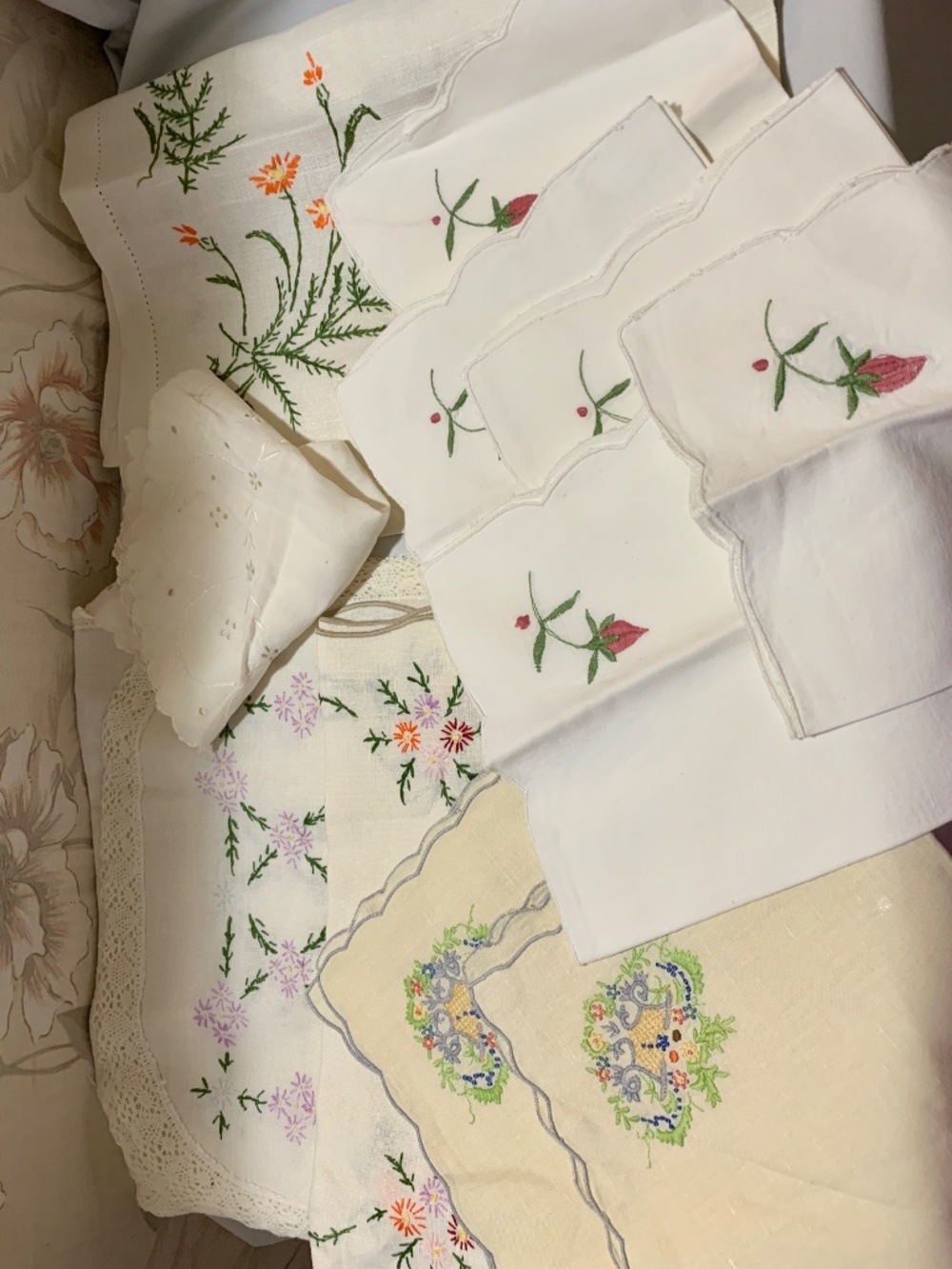 Lot Vintage Embroidered Crocheted Tablecloth Runners Napkins Craft Upcycle Use - Picture 7 of 14